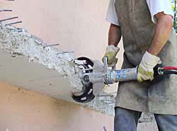 Abbeissen ohne Besch&auml;digung der Anschlu&szlig;eisen m&ouml;glich